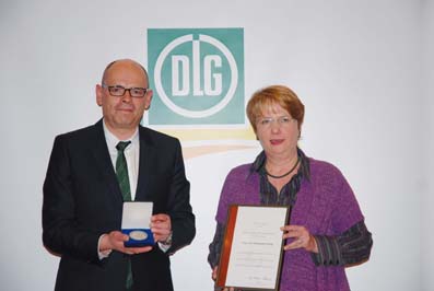 Rudolf Hepp (l.), Geschäftsführer DLG-Testzentrum Lebensmittel, überreicht die Max-Eyth-Medaille an Ute Dummann-Haag