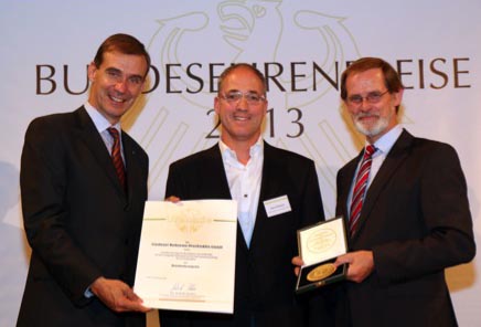 DLG-Präsident Carl-Albrecht Bartmer (l.) überreicht gemeinsam mit Dr. Theodor Seegers (r.) Urkunde und Medaille an Klaus Widemann.