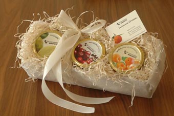 Handgemachte Fruchtaufstriche der Marmeladenmanufaktur mit Zimt, Bratapfel und Prosecco