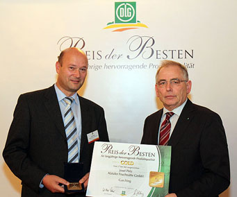Josef Pölz (rechts), Geschäftsführer der Josef Pölz - Alztaler Fruchtsäfte GmbH und Prof. Dr. Achim Stiebing (links), DLG-Vizepräsident