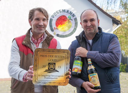 Kelterei-Geschäftsführer Peter Possmann (li) und Kellermeister Martin Henke (re) zeigen stolz den „Preis der Besten“ in Gold.