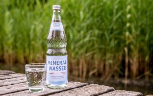 Zischt, prickelt und schmeckt: Kohlensäure im Mineralwasser