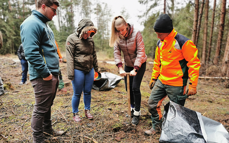 Destilla gibt der Natur etwas zurück Nachhaltigkeitsprojekt beginnt mit Baumpflanzung in Kreut