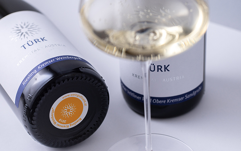 Das Weingut Türk führt Bodenetiketten für Weinflaschen ein