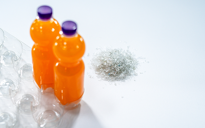 PET Tray-to-Tray: Greiner Packaging verarbeitet Material aus gelbem Sack zu Getränketrays für Rauch Fruchtsäfte