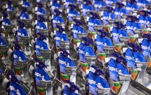 Nachhaltige Verpackung mit befestigtem Deckel: 330-Milliliter-Beutel von Capri-Sun jetzt aus recyclingfähigem Monomaterial