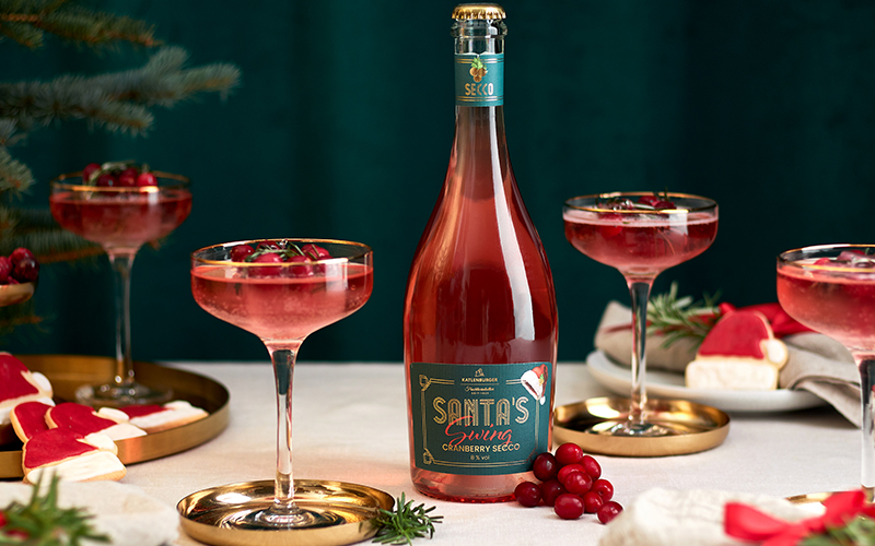 BeSWINGlich durch die Weihnachtszeit: Der neue Santa’s Swing Cranberry Secco von KATLENBURGER