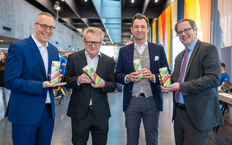 Verpackung als Botschafter: Elopak-Karton präsentiert Jubiläumskampagne der JKU Linz